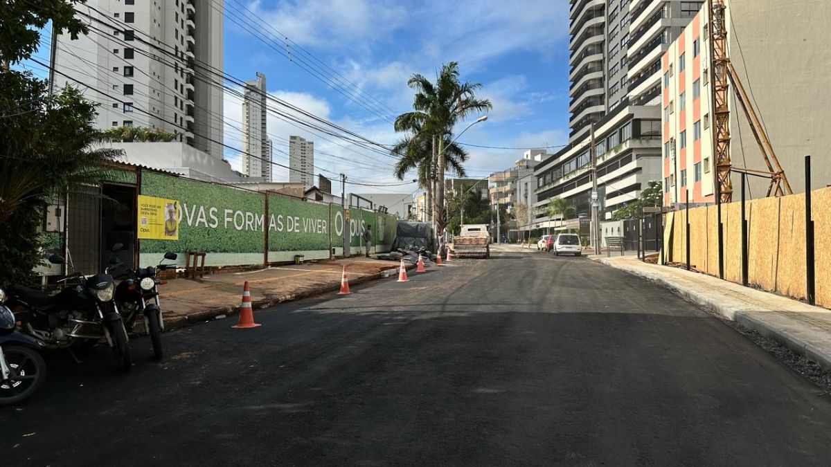 Rua onde houve deslizamento de terra no setor Marista é liberada para o tráfego, mas ainda não se sabe o que causou o acidente